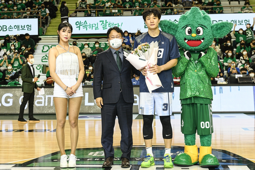 꽃다발도 받았지만…아쉬움 삼킨 KBL 최고스타의 첫 친정 방문