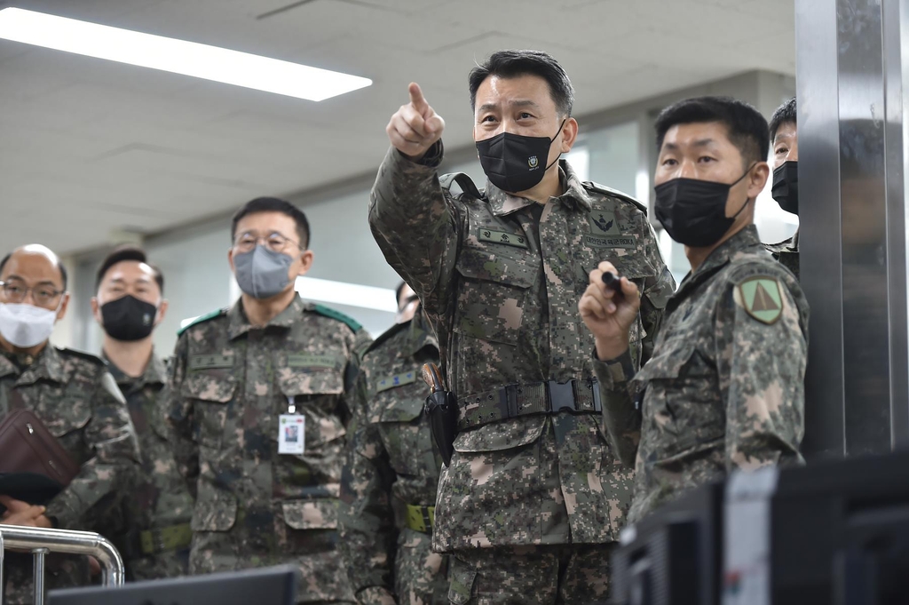 합참의장 "北도발에 압도적 대응할것…무인기 끝까지 격추"