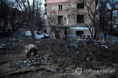 포화에 휩싸인 우크라 새해 첫날…"러 드론에 '해피뉴이어'"