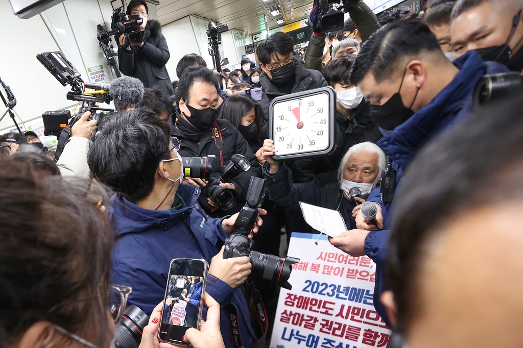 [사진톡톡] 시계 들고 지하철 탑승 시도하는 박경석 전장연 대표