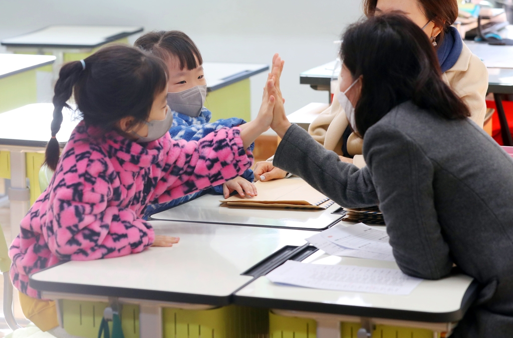 [사진톡톡] '학교에서 만나요'