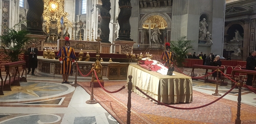 [바티칸 르포] 베네딕토 16세 안치된 성베드로 대성전 직접 들어가보니