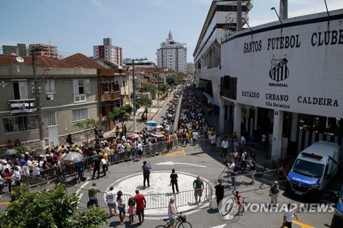 [르포]    Uma procissão sem fim para homenagear Pelé..."Ele é jogador de futebol e brasileiro"