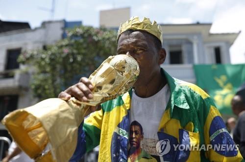 [르포] 끝없이 이어진 펠레 조문 행렬…"그가 곧 축구이자 브라질"