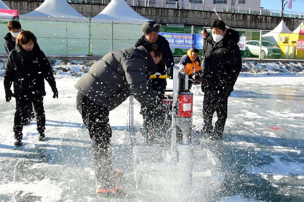 얼음구멍 뚫고 눈 조각 한창…안전한 산천어축제 총력 준비