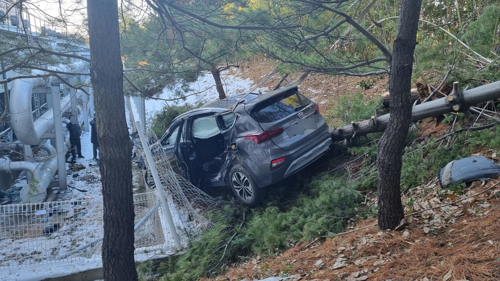 광주시청 뒤편 울타리에 사고차량 버려져…운전자 잠적