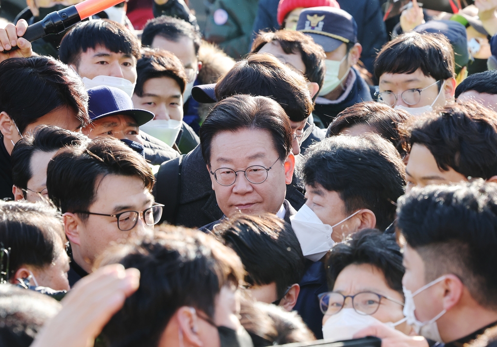 [사진톡톡] 성남지청 출석하는 이재명 대표