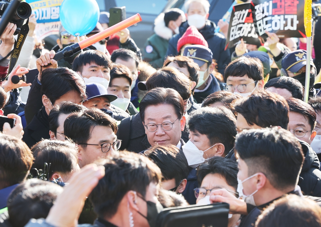 [사진톡톡] 성남지청 출석하는 이재명 대표