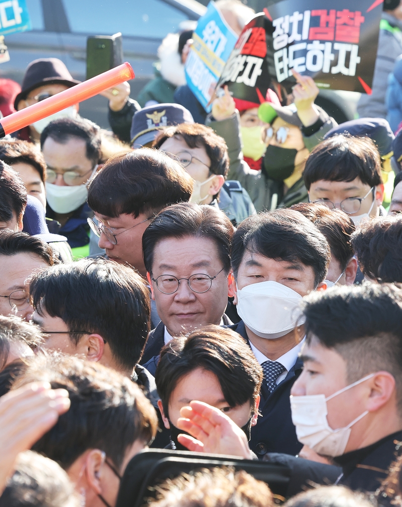 [사진톡톡] 성남지청 출석하는 이재명 대표