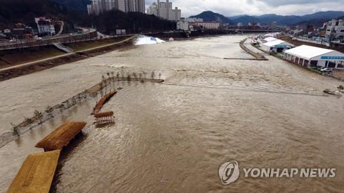 '초봄 날씨에 비까지' 강원 겨울축제장 얼음판 사수 '비상'