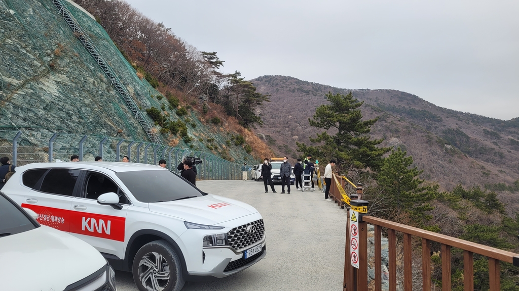 거제시 전망대서 승용차 200ｍ 아래로 추락…4명 사망(종합)