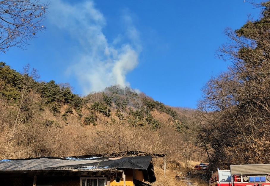 경북 구미 야산서 불…7시간 만에 진화