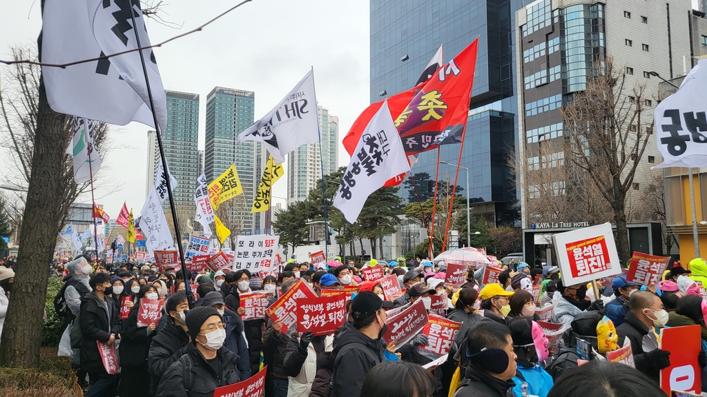 가랑비 속 서울 도심서 진보·보수단체 집회