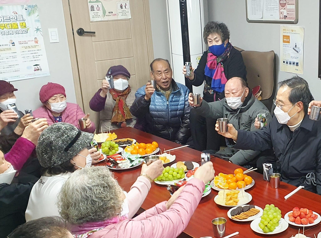 한총리, 공관 인근 경로당 방문…"정부가 세심히 살피겠다"