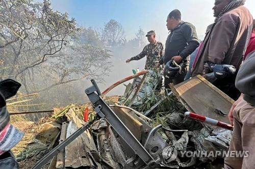 '네팔 추락여객기' 한국인 추정 시신 2구 확인…블랙박스도 수거(종합)