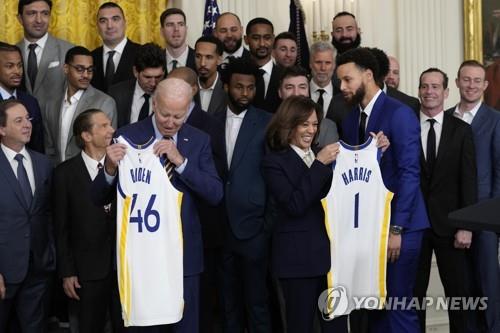 트럼프 외면했던 NBA 우승팀, 바이든 백악관 초청엔 "의미있어"