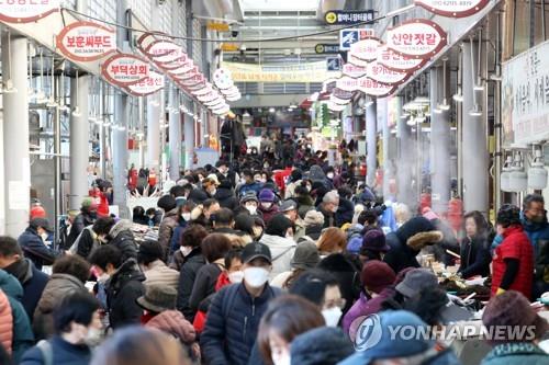 거리두기 없는 첫 설…덤주고 깎아주는 민생고 완화책 '풍성'