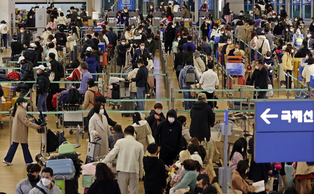 [사진톡톡] 다가오는 설 연휴, 북적이는 인천공항