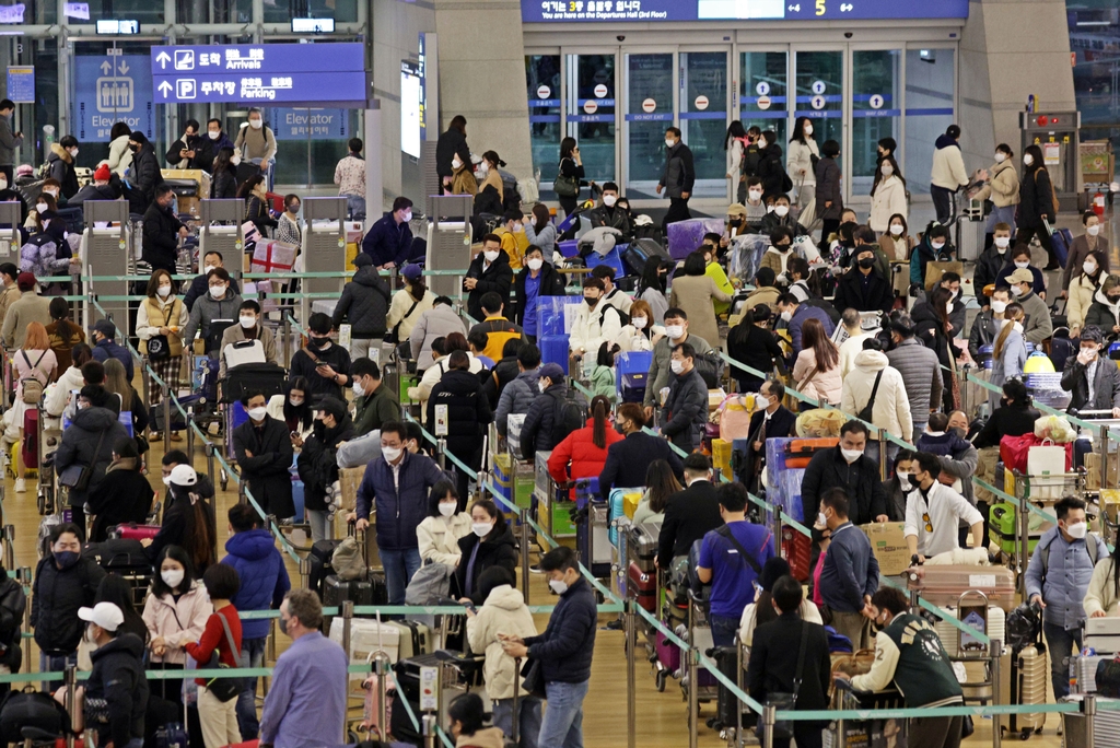 [사진톡톡] 다가오는 설 연휴, 북적이는 인천공항