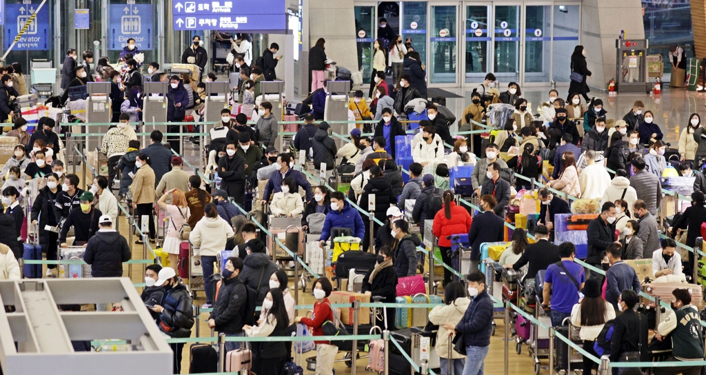 [사진톡톡] 다가오는 설 연휴, 북적이는 인천공항