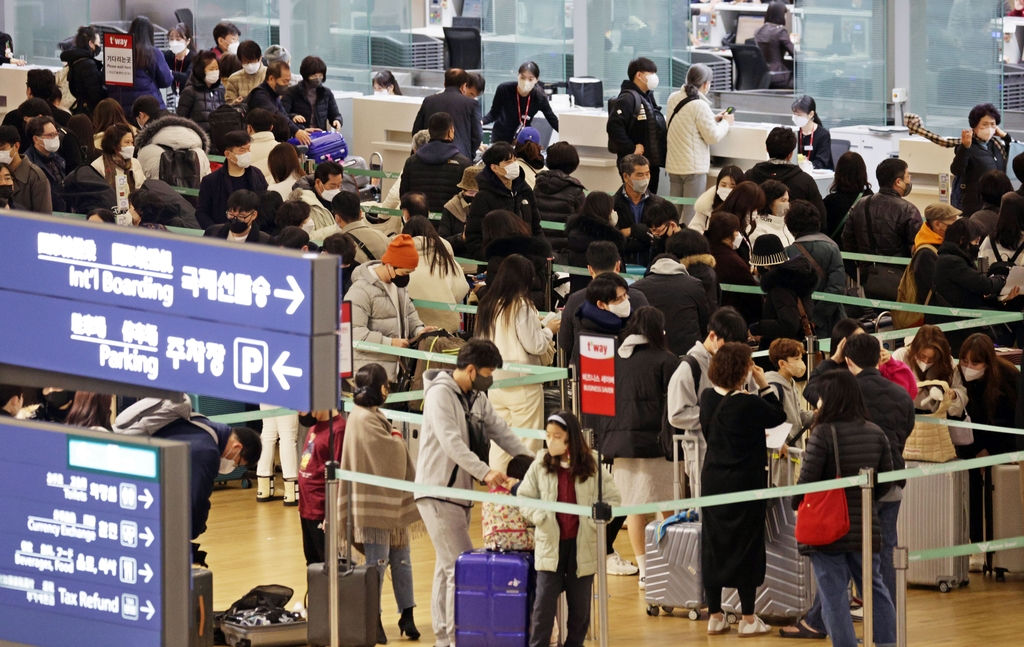 [사진톡톡] 다가오는 설 연휴, 북적이는 인천공항