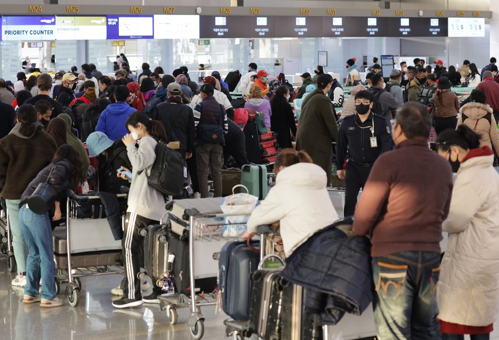 [사진톡톡] 다가오는 설 연휴, 북적이는 인천공항