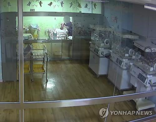 신생아 바닥에 떨어뜨려 의식불명…간호사, 항소심도 징역 6년