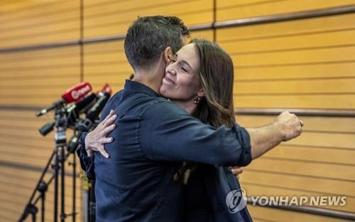 '저신다 마니아' 낳았던 뉴질랜드 총리, 큰 획 긋고 정계은퇴