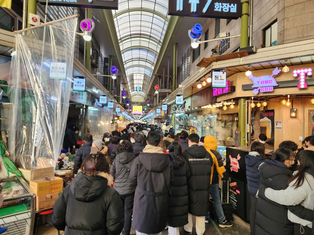 "애들 먹이려 1시간 걸려 왔어요"…연휴 첫날 시장·마트 북적