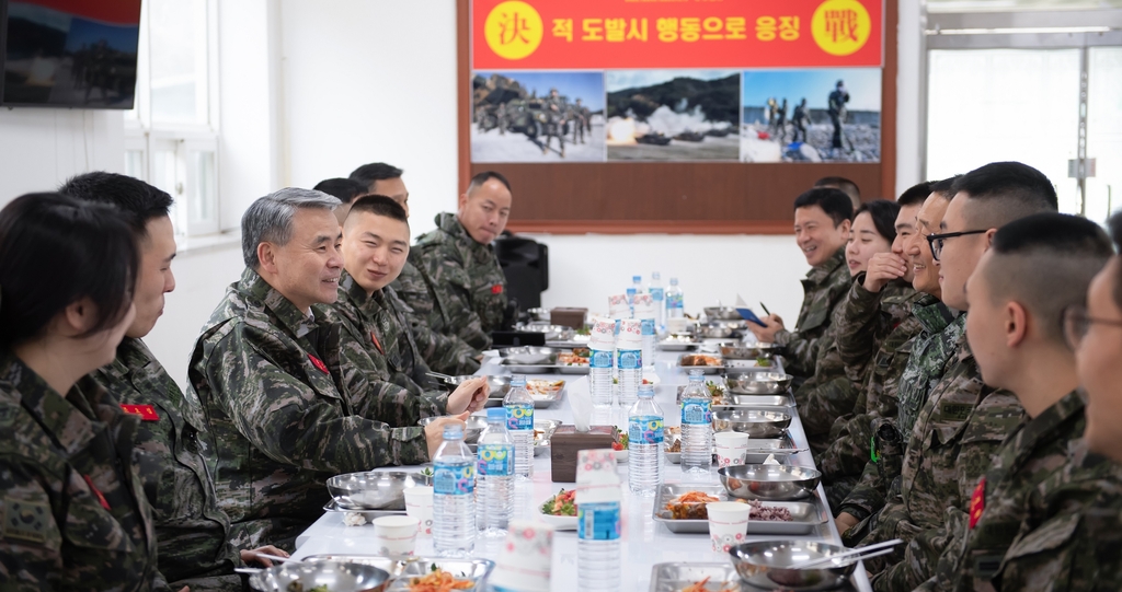 국방장관, 연평부대 현장지도…北도발에 단호·강력응징 강조