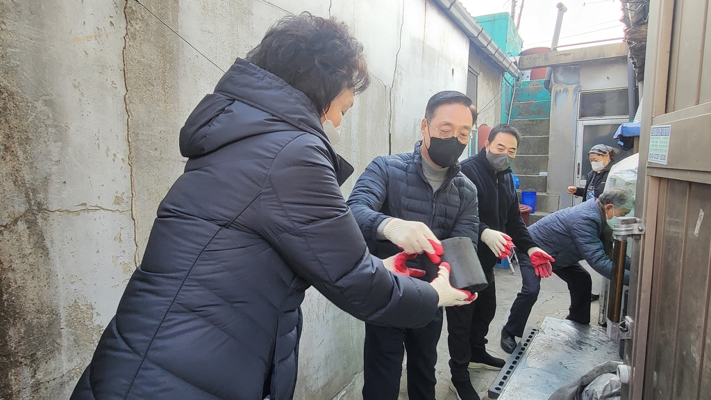 "따뜻한 방에서 설 떡국 먹길"…제기동에 배달된 연탄 1천장