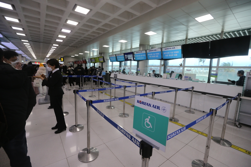 제주공항 전편 결항에 대기줄 수십m…"언제까지 기다리나"