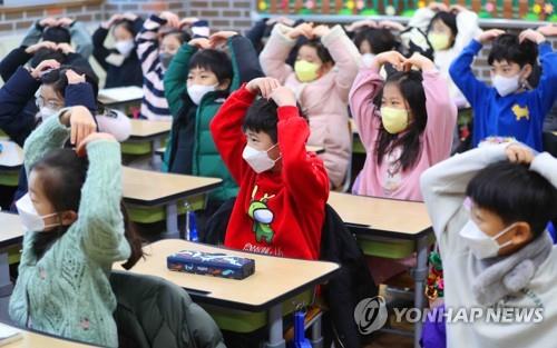 학교는 '노마스크' 가능한데 학원가에선 "그래도 마스크 착용"