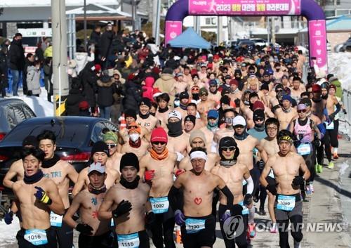 한낮 영하권 나들이 명소 '한산'…겨울축제장 '북적'