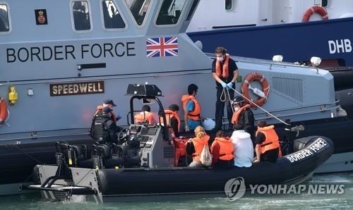 "영국에 온 아동 이민자들, 정부 쉼터에서 인종 학대받아"