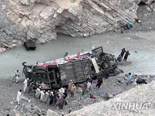 파키스탄 남서부서 버스 추락…최소 40명 사망