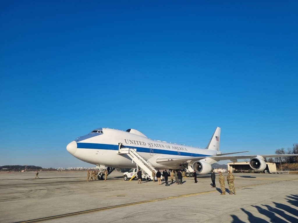 오스틴 美국방, '심판의날' 항공기 E-4B 타고 방한(종합)