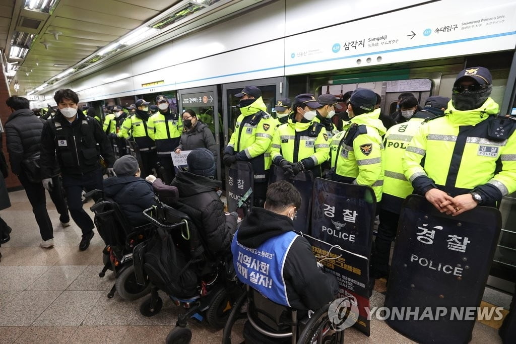 전장연 지하철 시위에 '승차 저지'…11시간째 대치