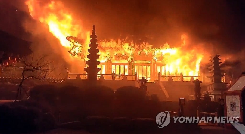 "절에서 술 마실래"…사찰 불 지른 50대 구속영장