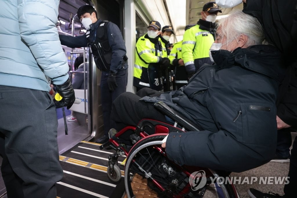 전장연 '승차 봉쇄' 이틀째…"매일 4호선 선전전"