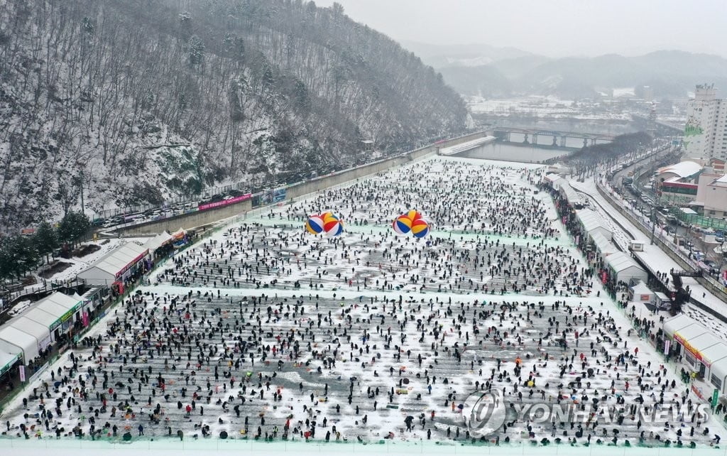 "3년을 기다렸다"…화천 산천어축제 첫날 12만명 몰려