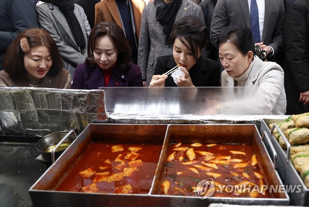 김건희 여사, 설 앞두고 대구 서문시장 방문…어묵·가래떡 등 구매