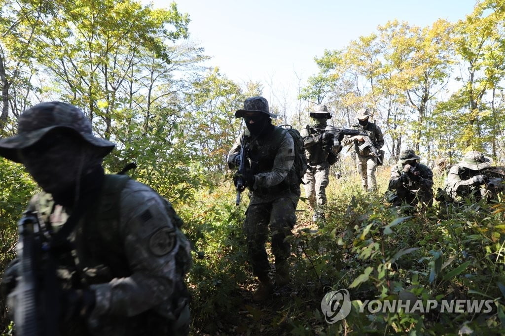 장병도 브랜드 신발 신고 전투식 치킨·파스타 먹는다