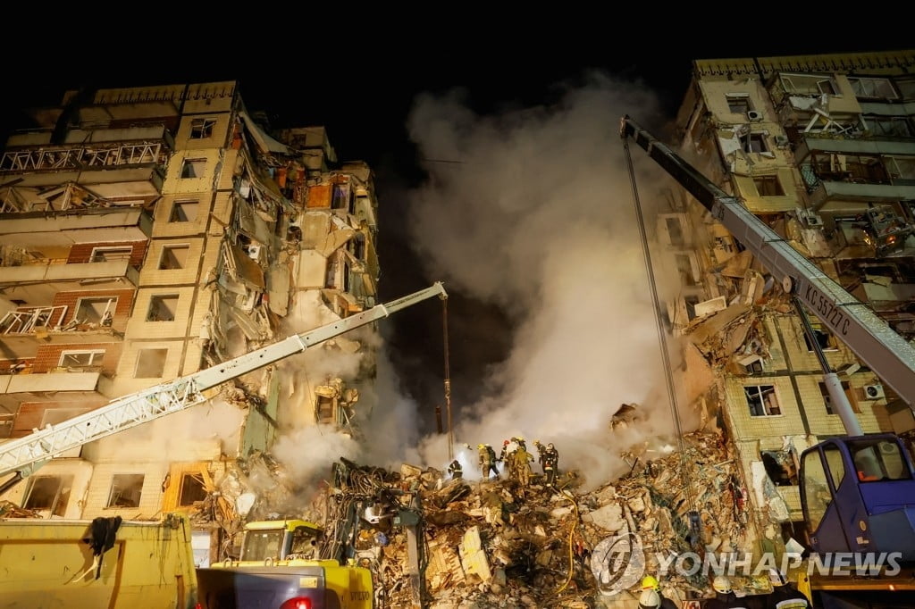 러 공습에 우크라 아파트 붕괴…사망자 35명으로 늘어