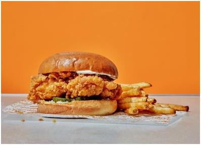 돌아온 파파이스 "1달만에 치킨 샌드위치 5만개 팔아"