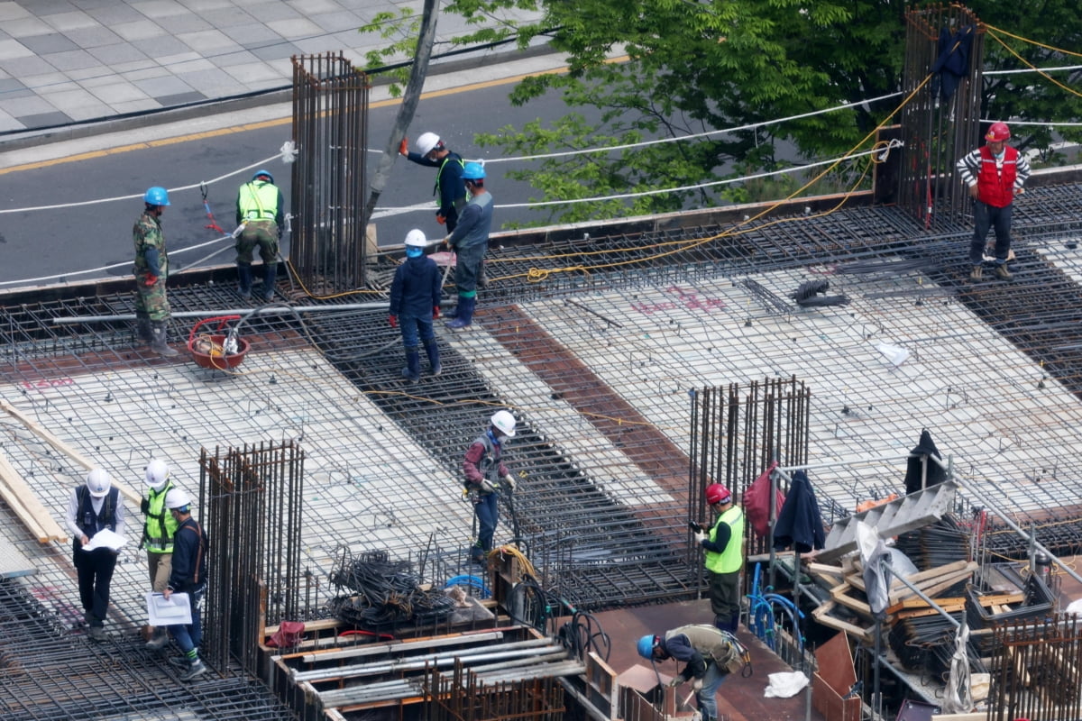 중대재해법 발표 100일 관련 건설현장 스케치 - 서울 시내 한 건설현장에서 근로자들이 콘크리트 타설공사를 하고 있다.