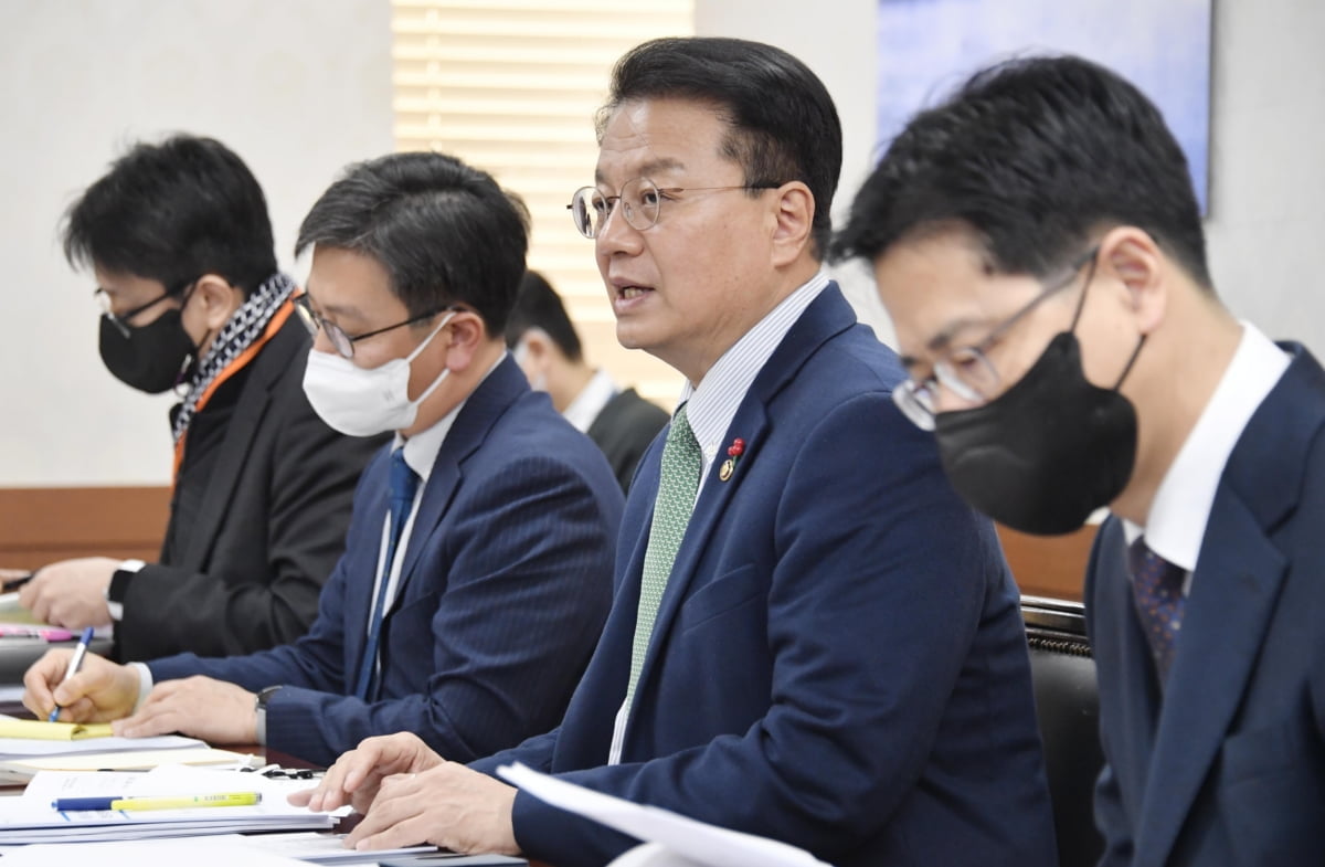 방기선 기획재정부 차관이 1월 19일 서울 종로구 정부서울청사에서 열린 '제3차 新성장전략 TF 회의'를 주재, 모두발언을 하고 있다.