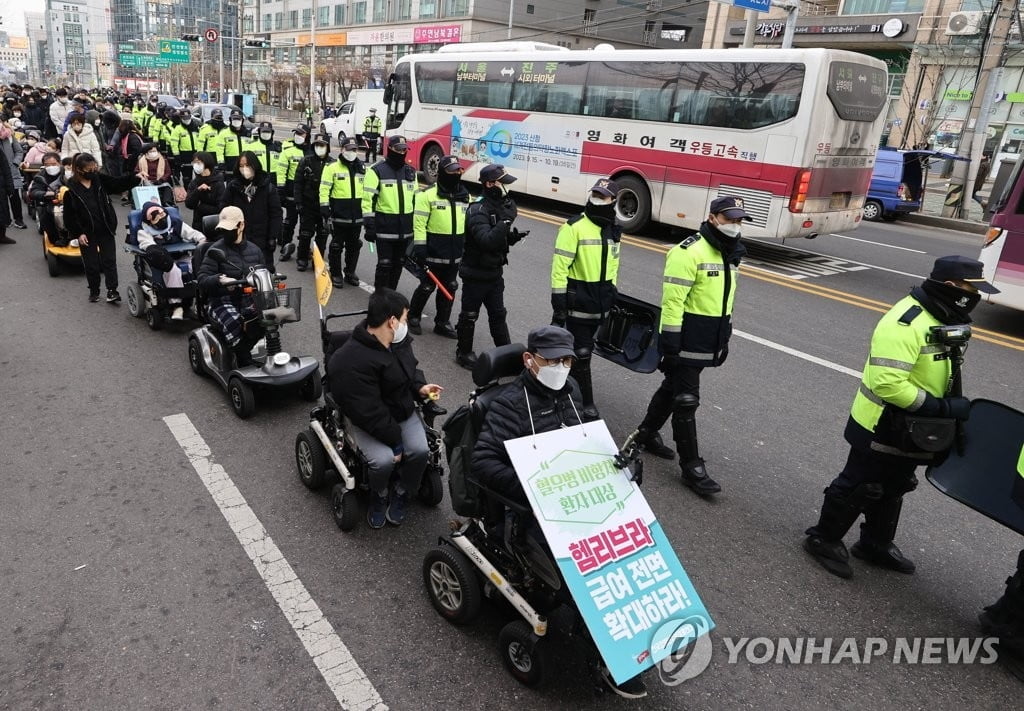 전장연, 설 앞두고 시외버스 시위…승차 저지 당해