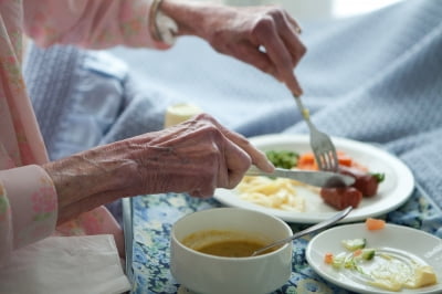 혼자 밥먹는 노인 더 빨리 늙는 이유?