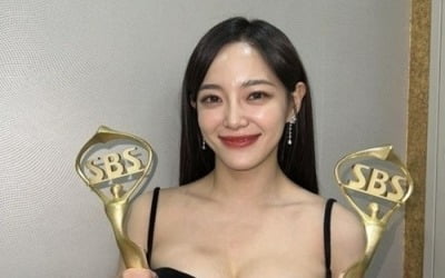 김세정, '트로피 2개' 꼭 쥐고…"보답에 노력할 것"